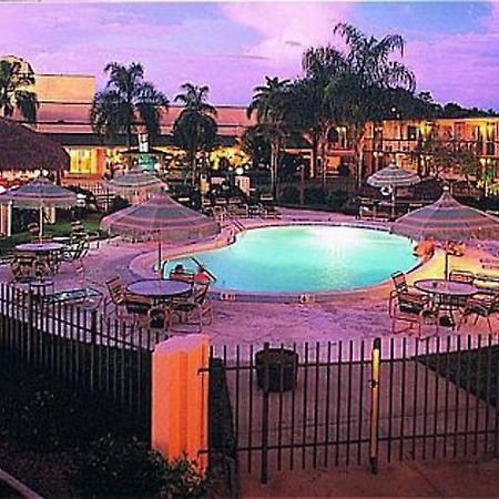 Clarion Hotel Fort Myers Exterior photo