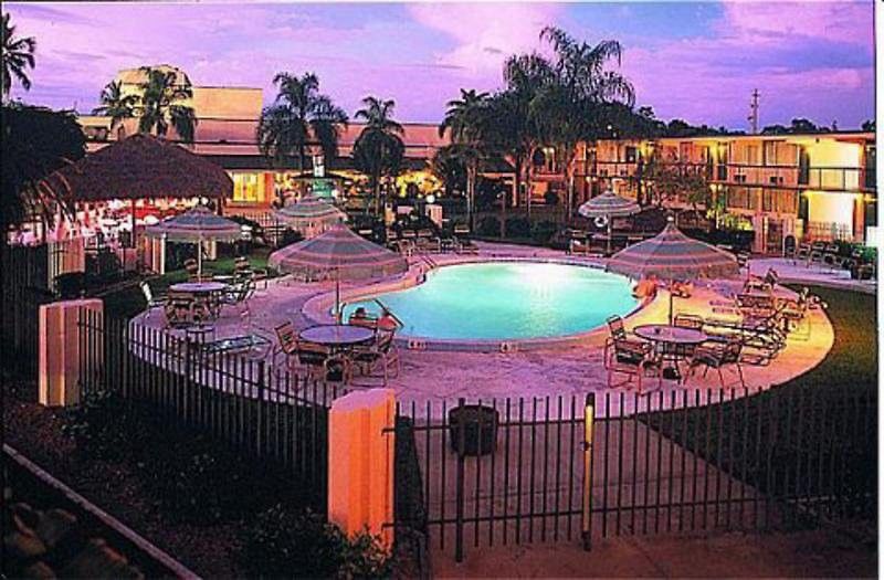 Clarion Hotel Fort Myers Exterior photo