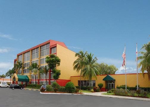 Clarion Hotel Fort Myers Exterior photo