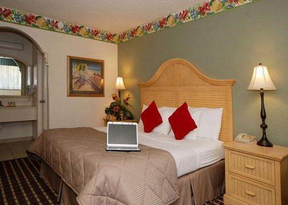 Clarion Hotel Fort Myers Room photo