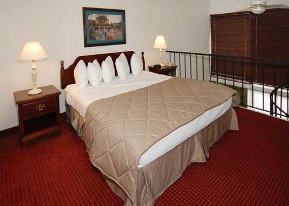 Clarion Hotel Fort Myers Room photo